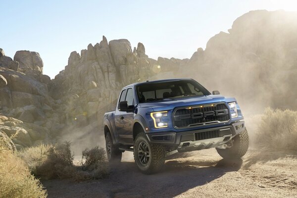 Ford Monte sur le sable répandre la poussière