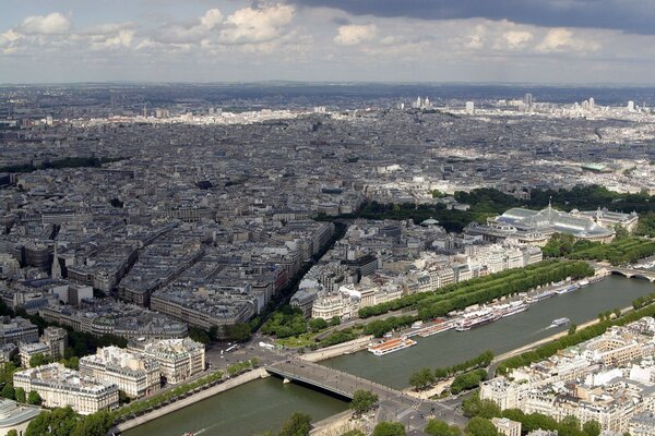 Rivière entre les deux moitiés de la ville