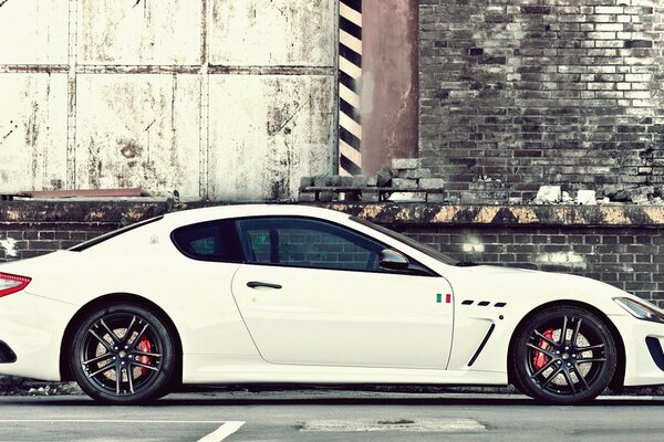 Vista lateral del coche blanco Maserati