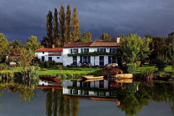 House on the shore. Lake of France