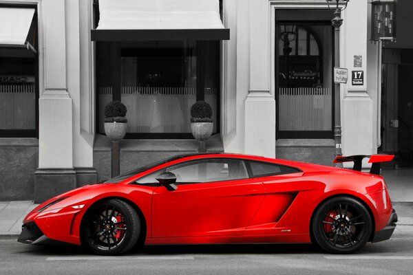 Rouge juteux Lamborghini parmi la ville