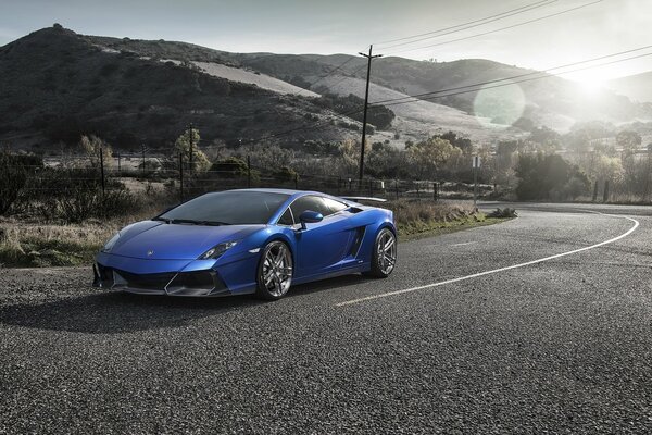 Lamborghini Gallardo azul glamoroso en la pista en España