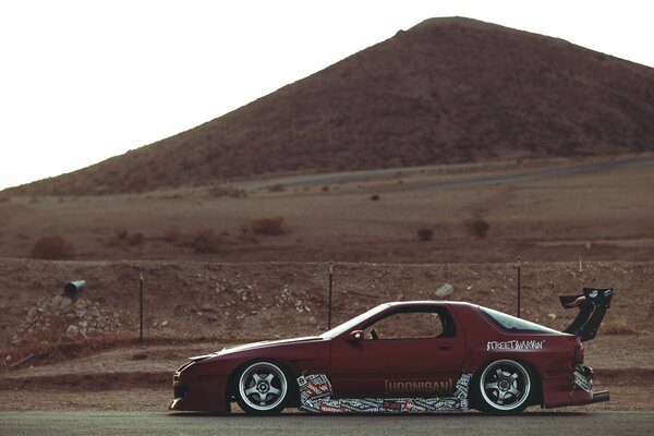 Auto mazda sullo sfondo del deserto