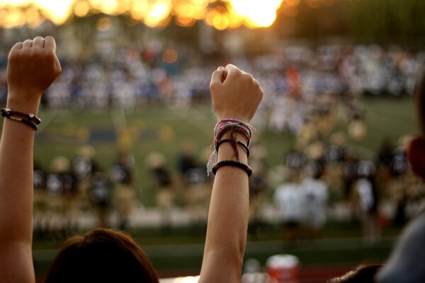 Leute, die American Football sehen