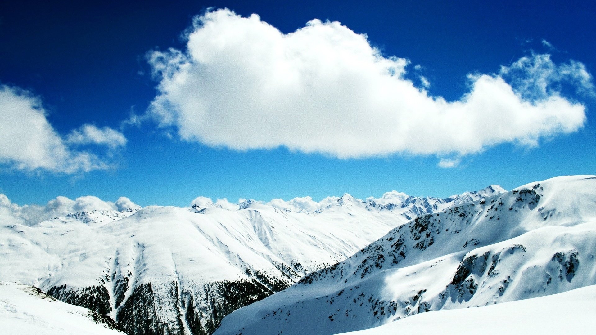 hoch in den bergen verschneite teppiche wolken berge himmel winter natur landschaft höhe drifts gipfel frost blau