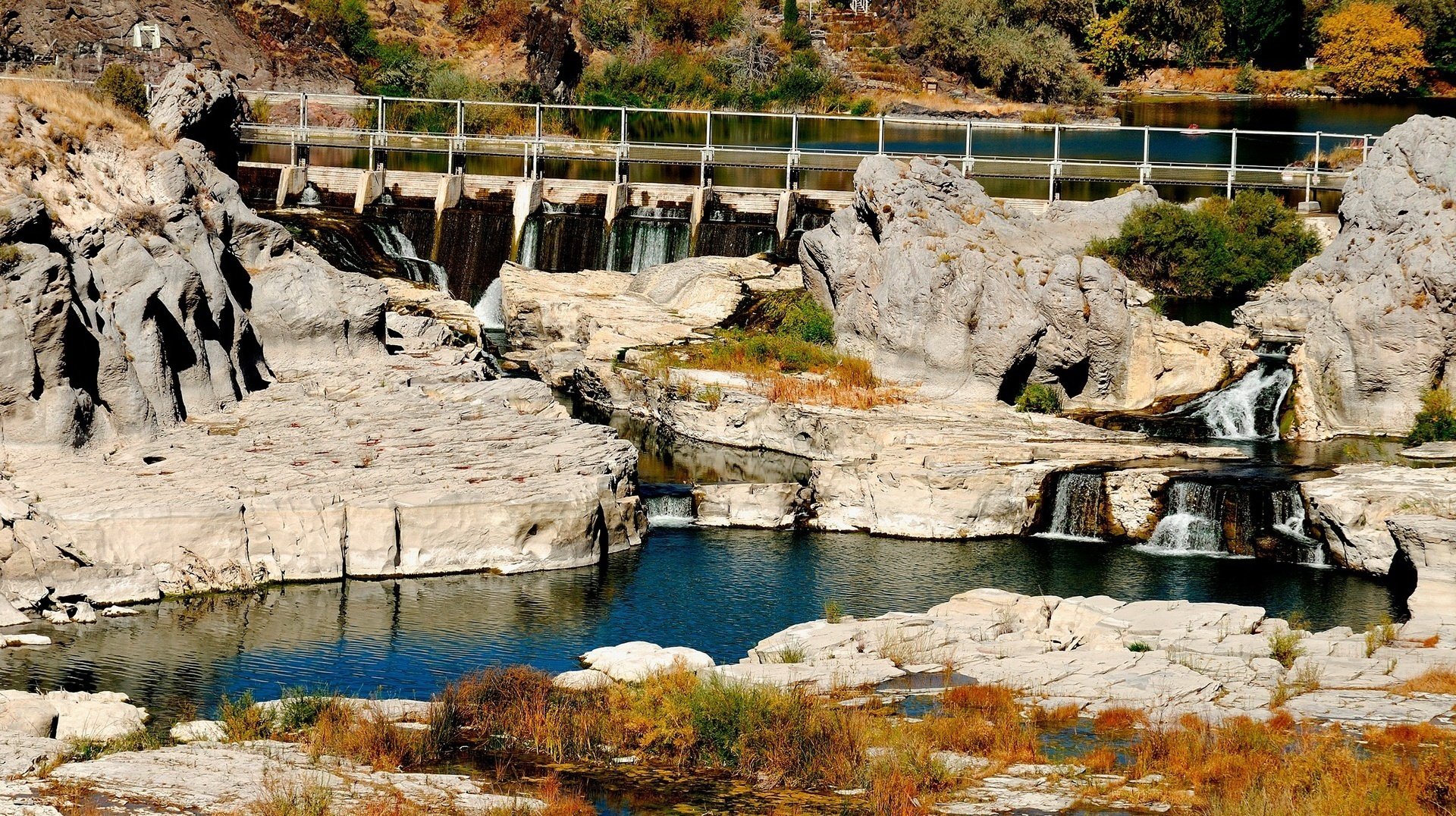 dique en el río piedra blanca agua río orilla rocas