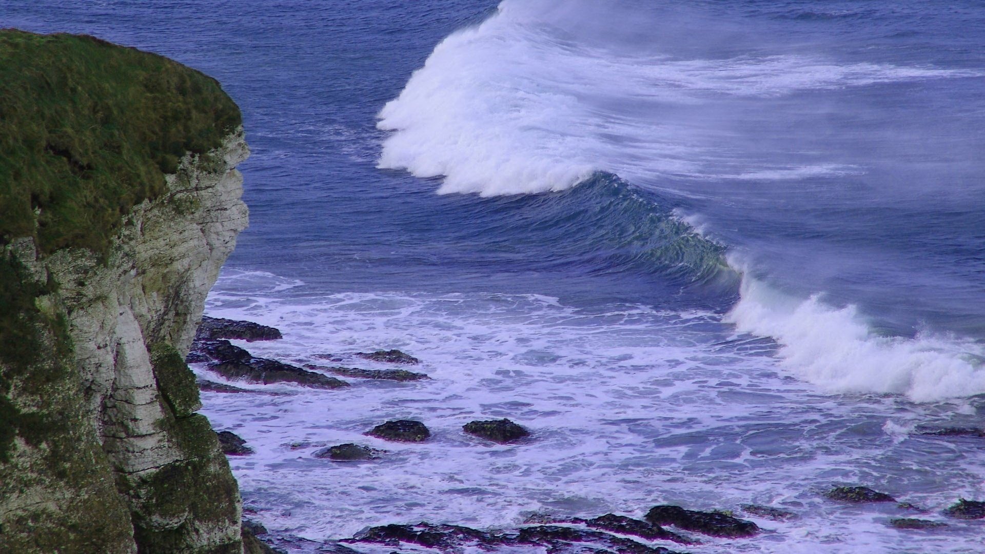 acantilado viento olas espuma agua mar tormenta roca piedras naturaleza