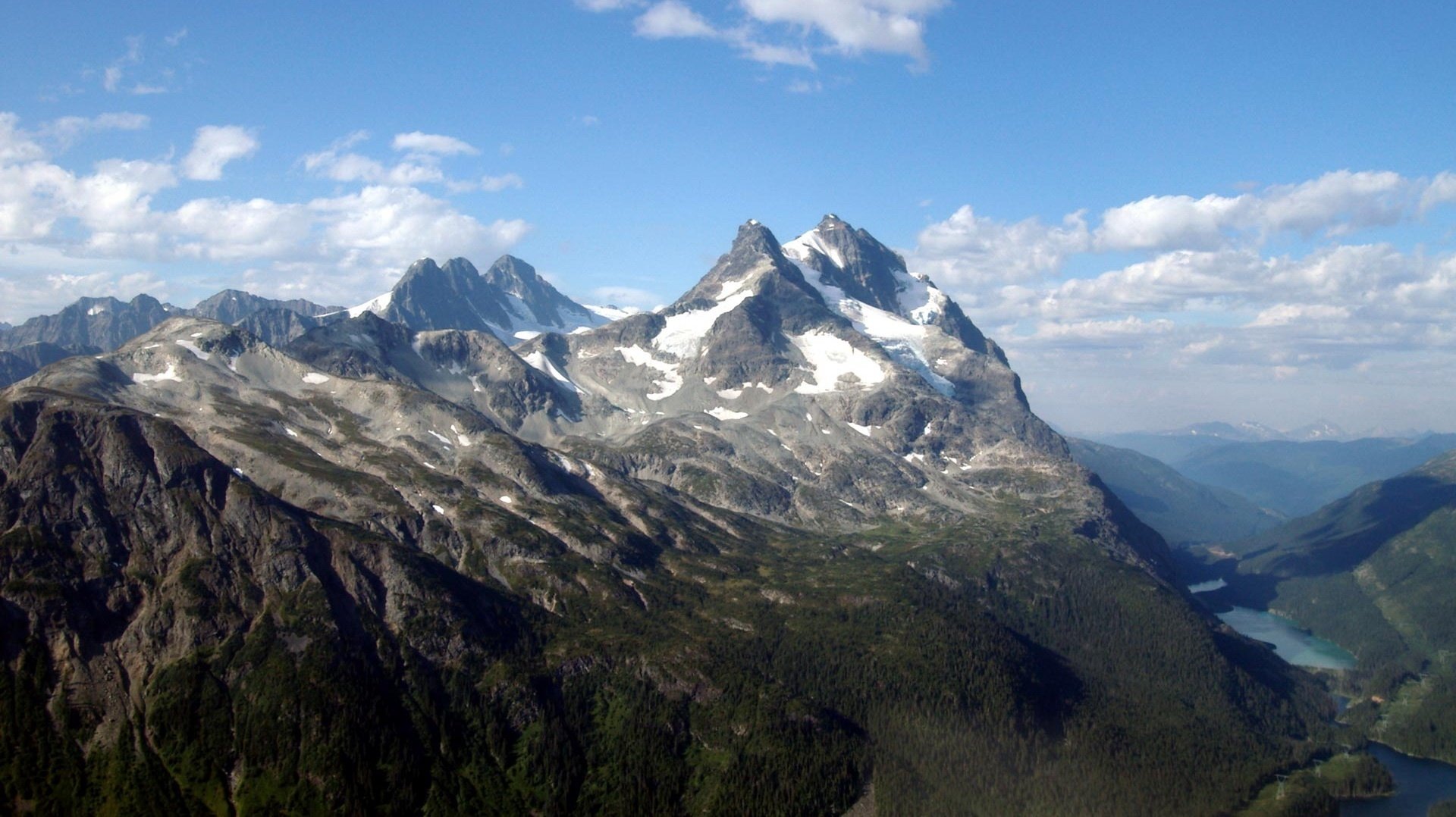 weit weg von der stadt felsen schnee auf der oberseite berge fluss himmel wolken gipfel landschaft natur höhe