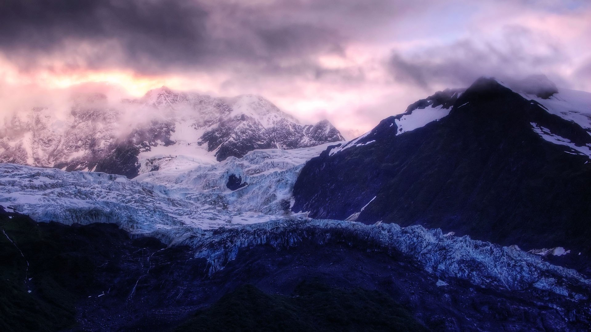 rocas montículos de nieve nubes grises montañas nieve