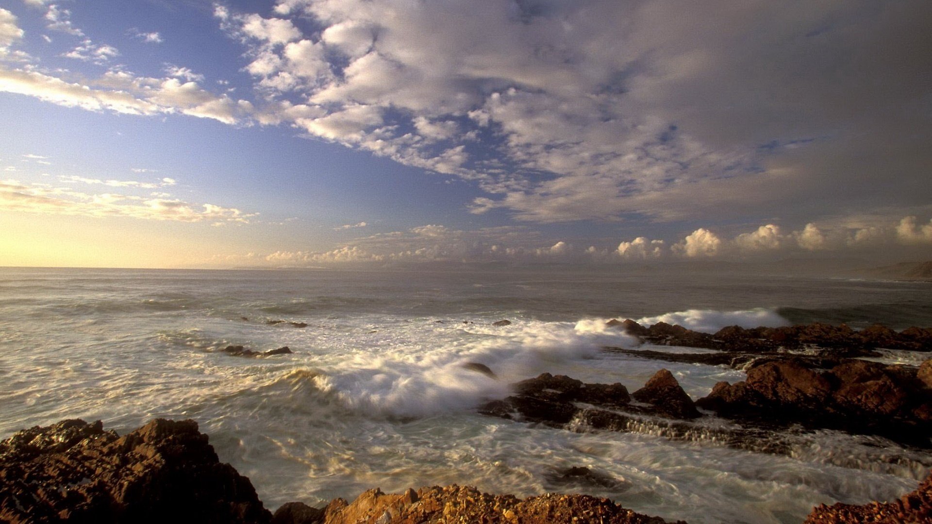 olas con espuma costa rocosa tormenta invierno cielo mar tormenta olas tarde puesta de sol nubes costa rocas rocas naturaleza paisaje horizonte