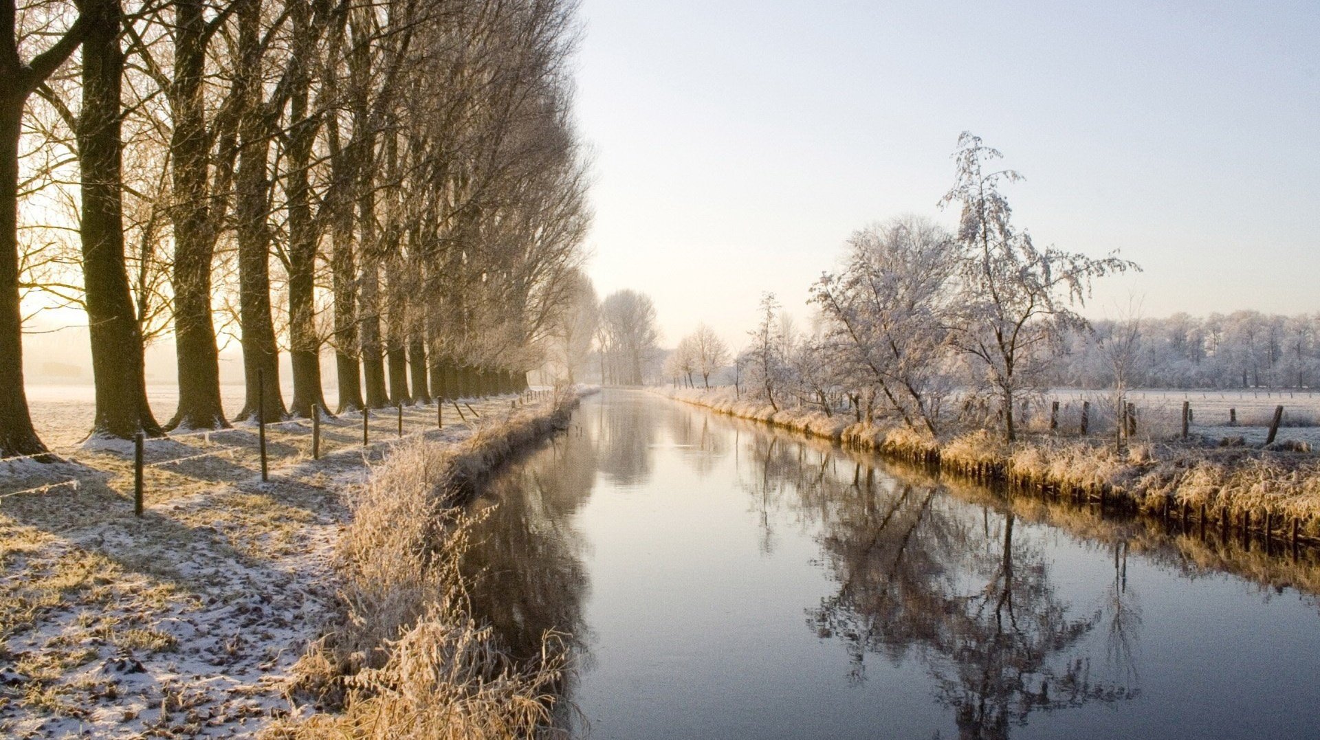 straße aus dem wasser spiegel schnee winter fluss kanal waldfläche zaun frost