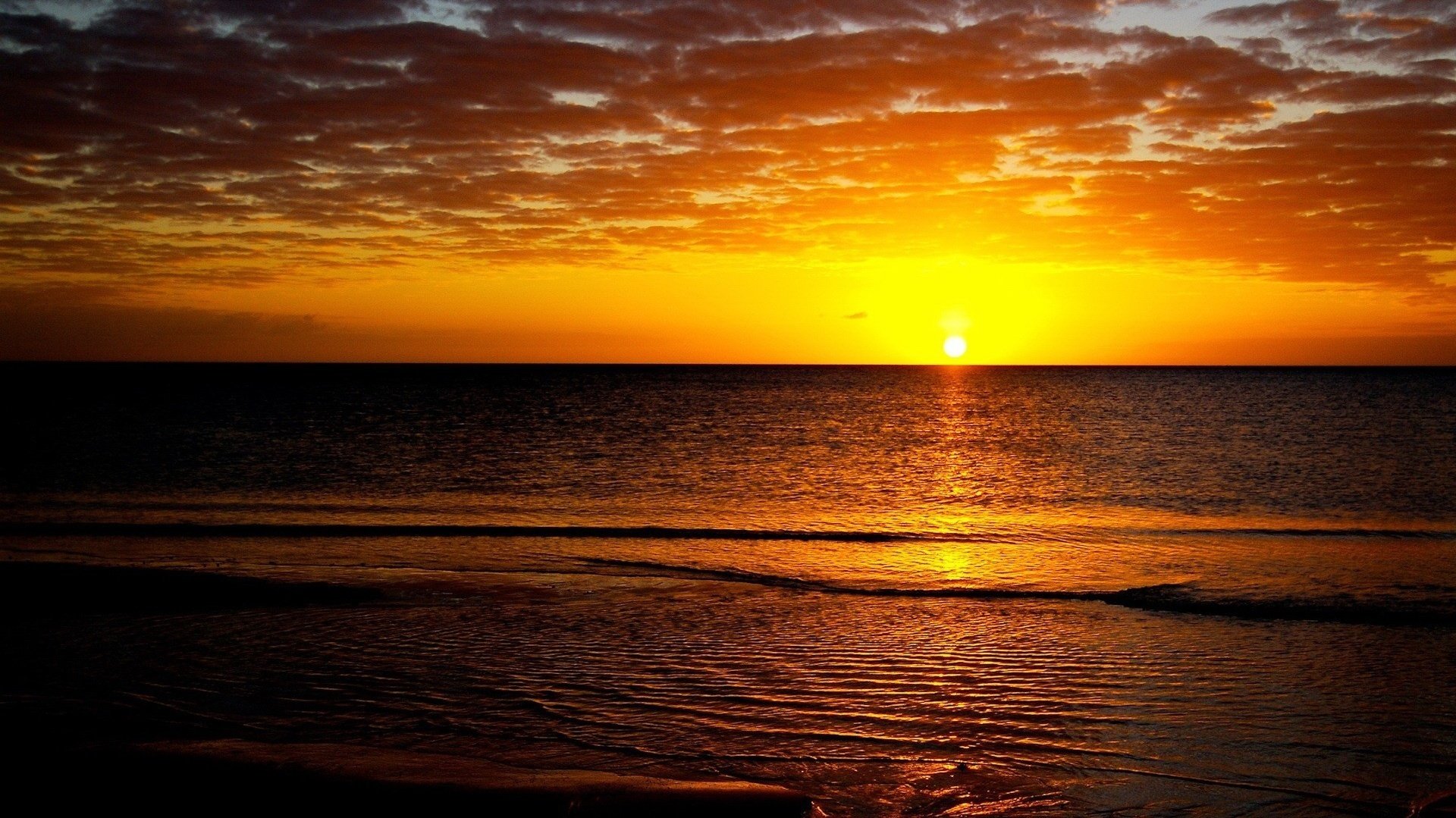 feuriger himmel sonnenuntergang wasser wasser meer landschaft wolken romantik abend brandung glatte oberfläche wasserspur stille ruhe