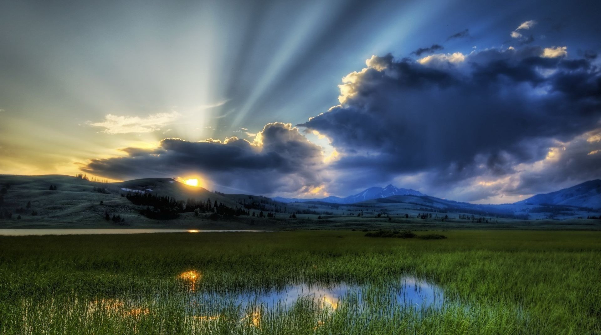 nuvole scure raggi di sole zona paludosa tramonto cielo palude palude natura sole montagne