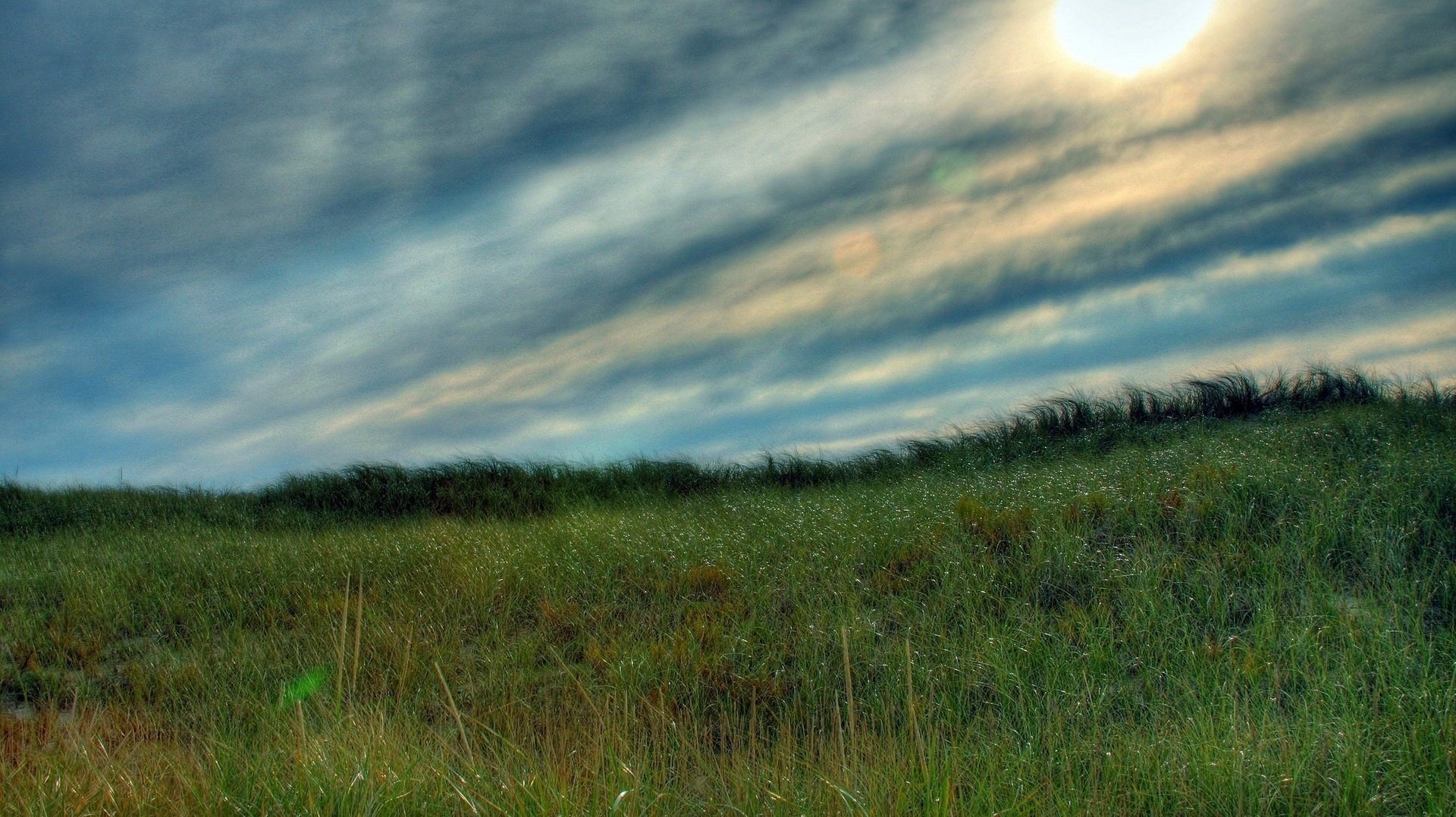 rayures dans le ciel brise sur l herbe soleil ciel soleil vent nuages mauvais temps été prairie paysage nature rayons