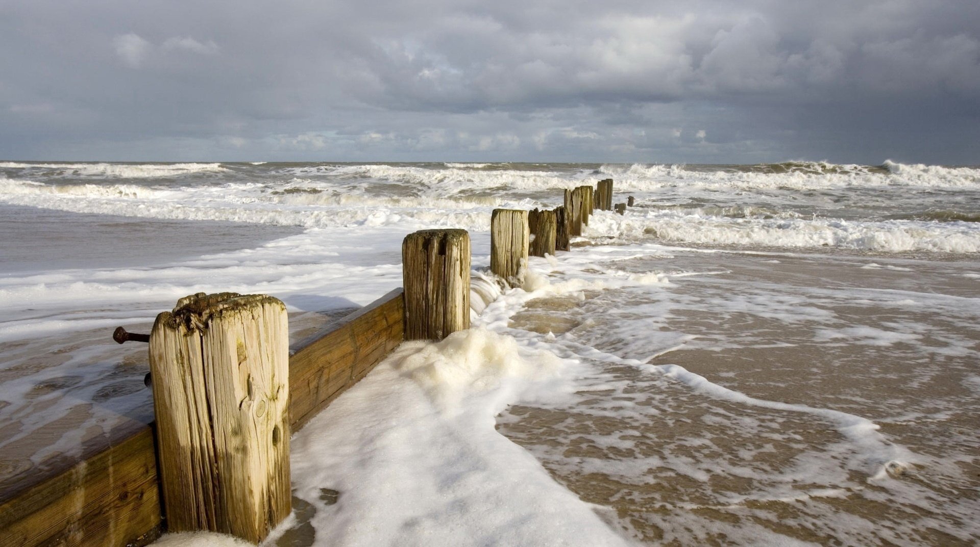 sand holzkonstruktion schaum wellen winter schnee wasser brandung sturm horizont wolken bewölkt