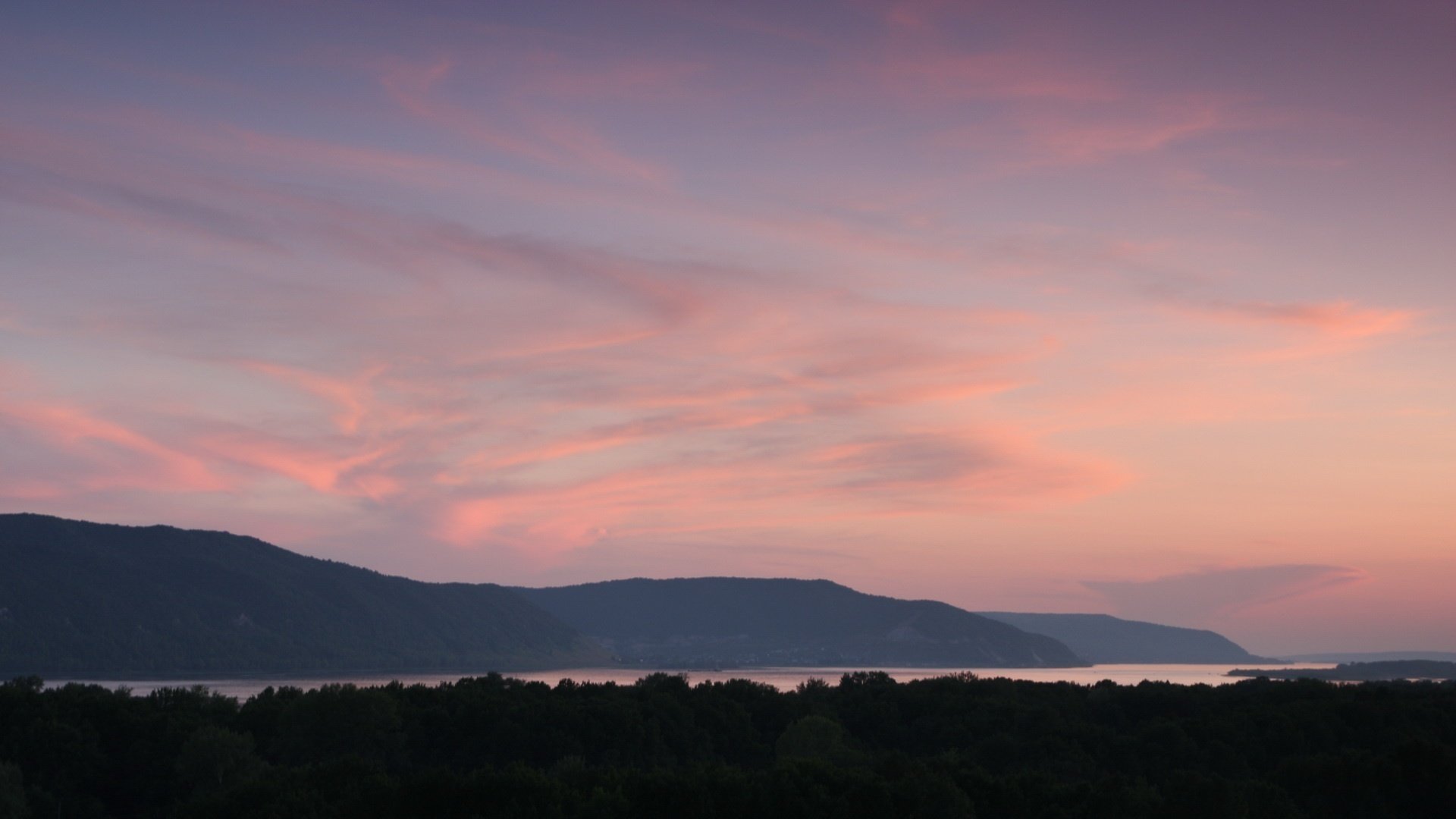 nuvole di cotone cielo rosato cielo montagne colline tramonto foresta lago superficie liscia colline natura paesaggio