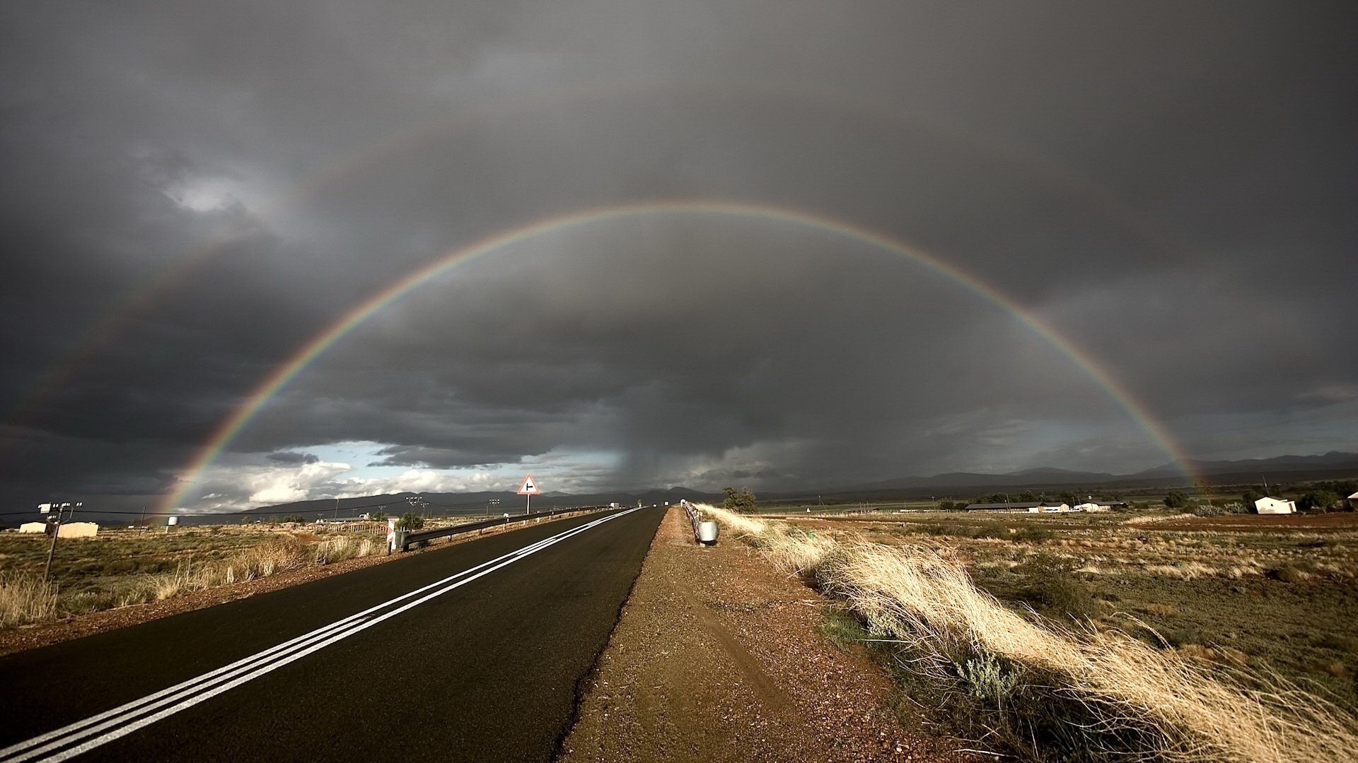 traccia per il futuro erba piuma temporale arcobaleno strada segnaletica orizzontale cartello stradale campo nuvole maltempo