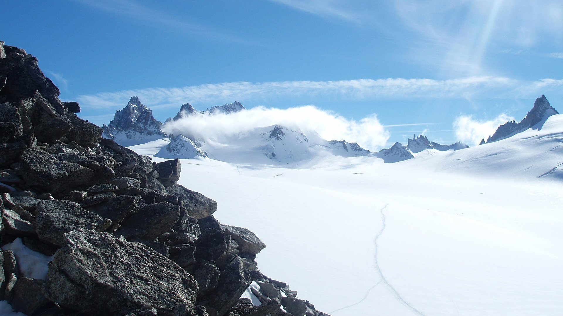 graue bergsteine schneeteppiche gehweg berge schnee landschaft drifts ansicht frost wind schleier wolken