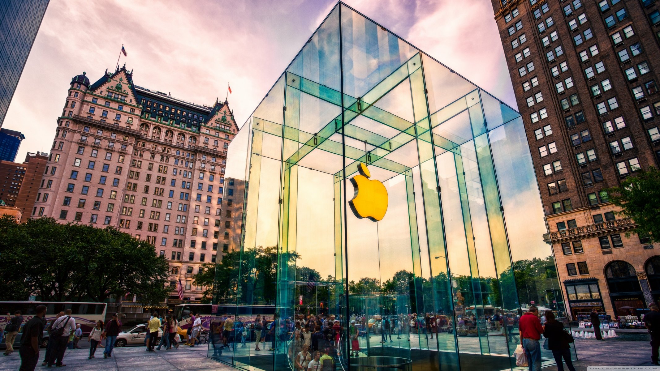 apple store fifth avenue new york city geschäft apfel logo glas verdrehte treppe menschen bewegung