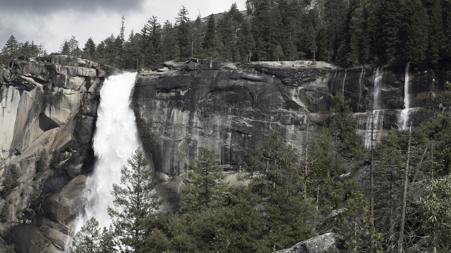 bellezza della natura cascata rocce abeti rossi aghi di pino foresta alberi rocce scogliera natura paesaggio rilievo