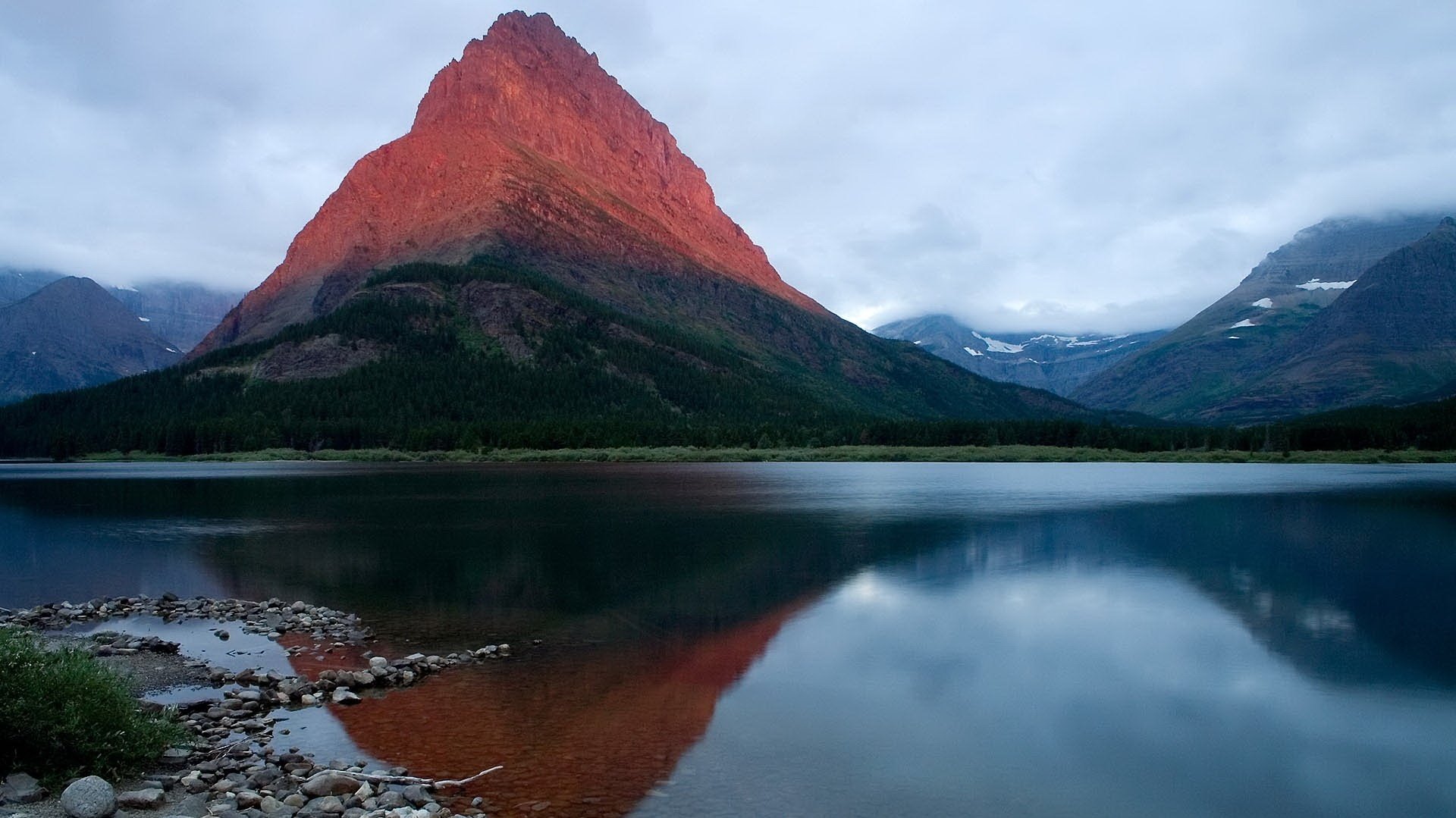 erwachen der natur kühles wasser kieselsteine berge see reflexion wolken nebel himmel glatte oberfläche felsen landschaft natur frische schöne aussicht