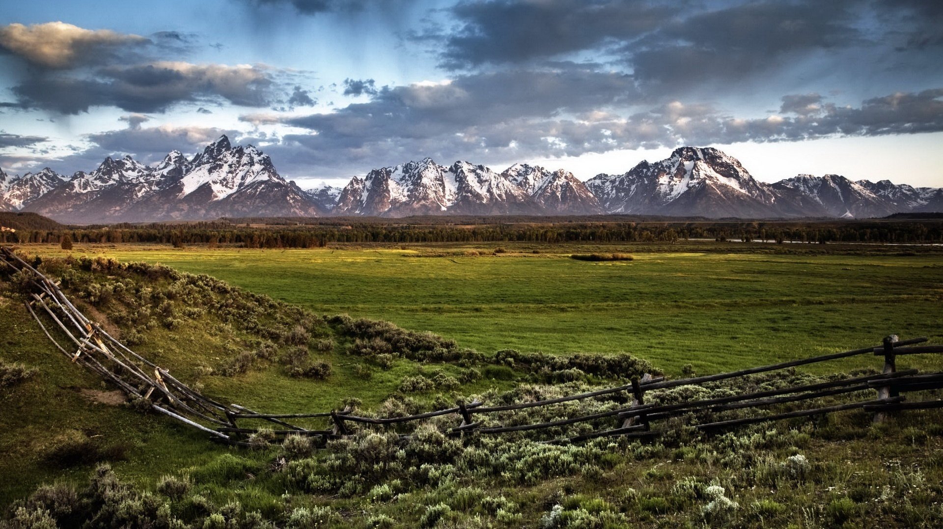 pastizales cerca pequeña montañas nubes cerca naturaleza paisaje vegetación prado