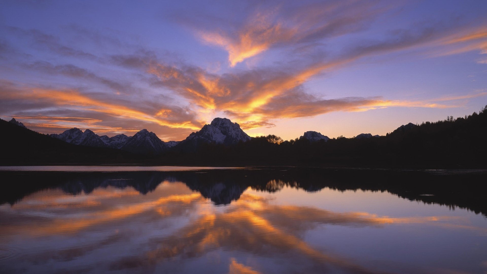 immagine speculare tramonto scivolo montagne lago