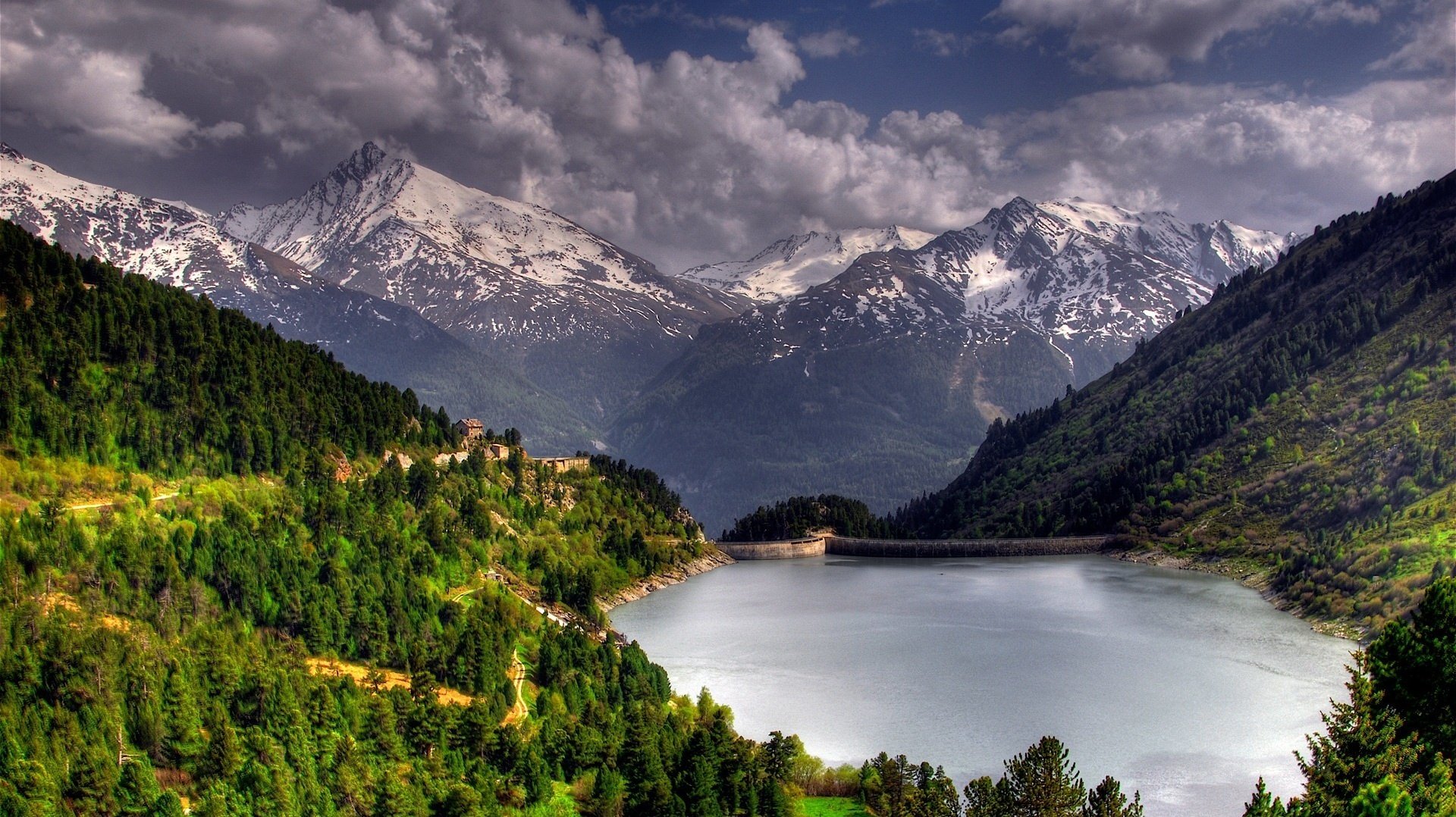 zone fermée loin de la civilisation lac montagnes eau forêt sommets nuages arbres verdure paysage paysage nature surface roches