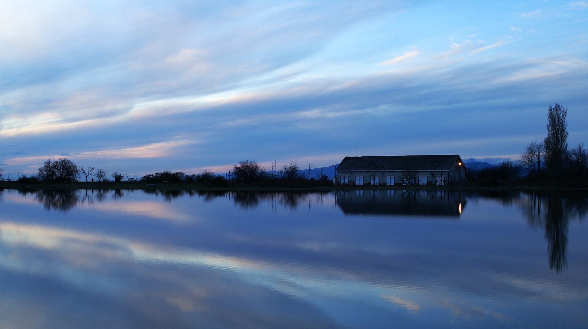 maison au bord du lac reflet dans l eau crépuscule ciel eau maisons