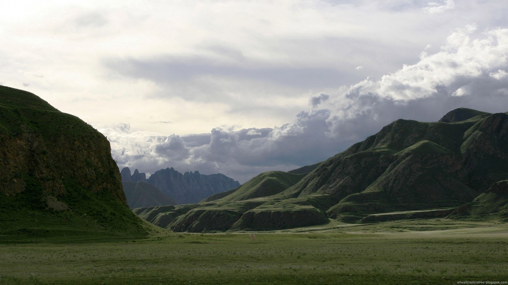 lieux de montagne falaises douces herbe verte montagnes ciel vallée plaine nature paysage paysage nuages