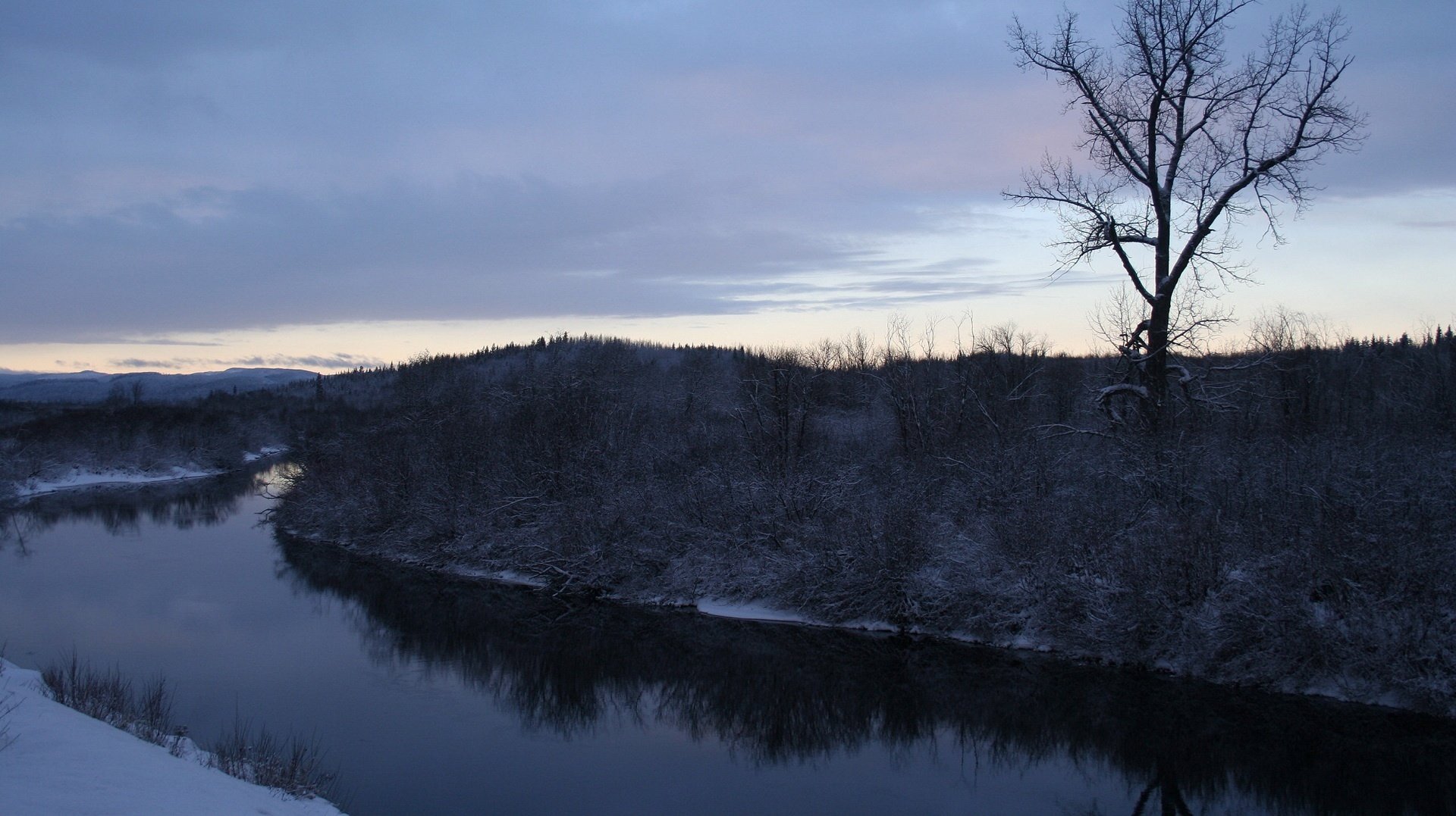 dégel rivière berges herbeuses rivière hiver silence calme soir ciel courant rive forêt