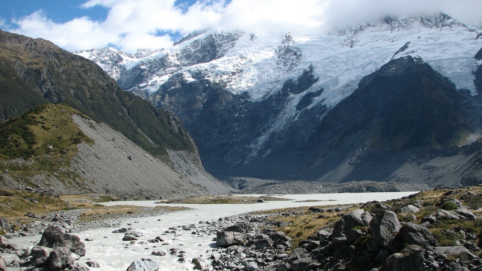 contrées lointaines faune ruisseau montagnes rochers pierres nuages paysage