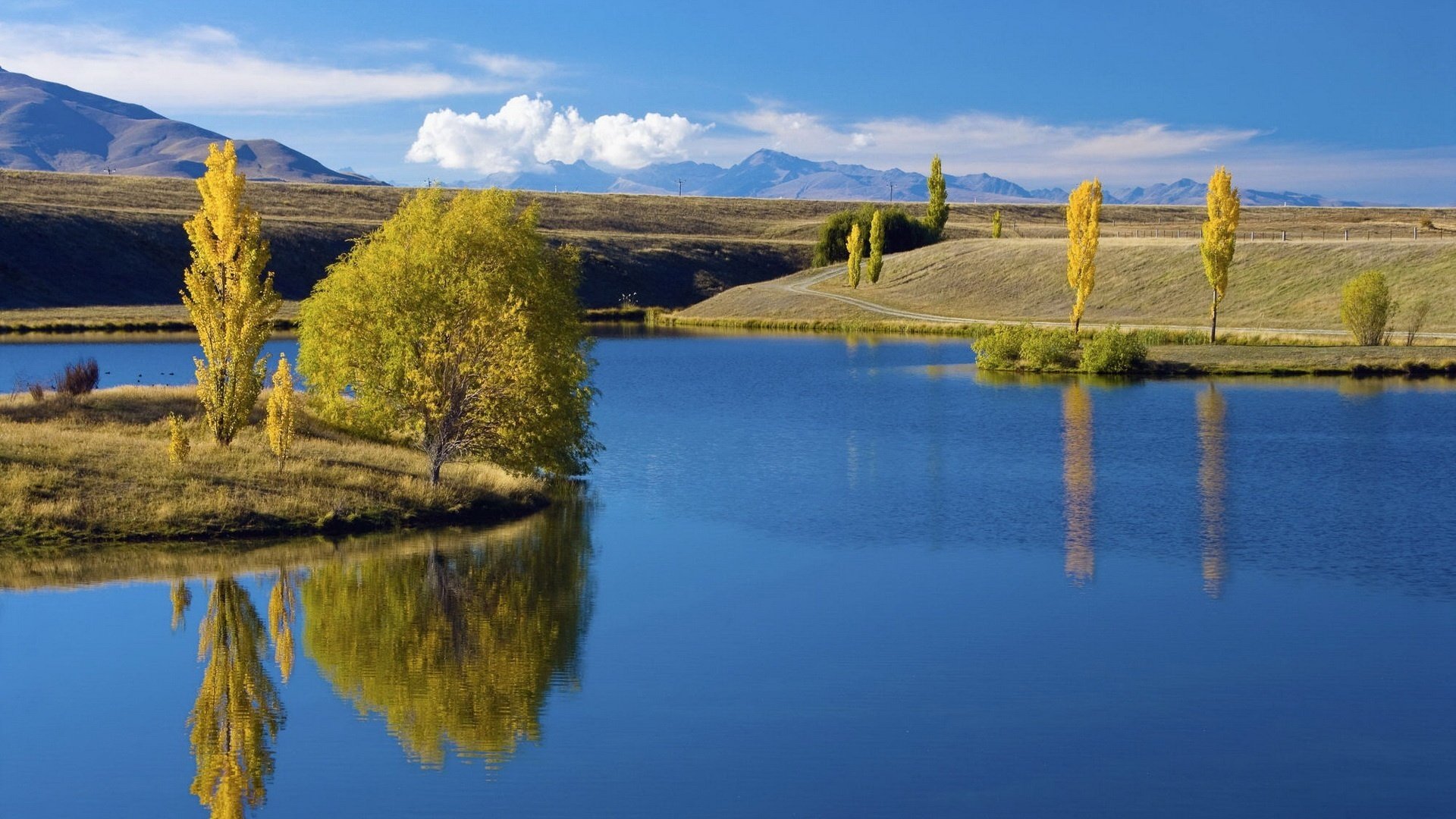 isola tempo d autunno acqua blu acqua cielo lago nuvole riflessione alberi colline natura paesaggio inizio autunno