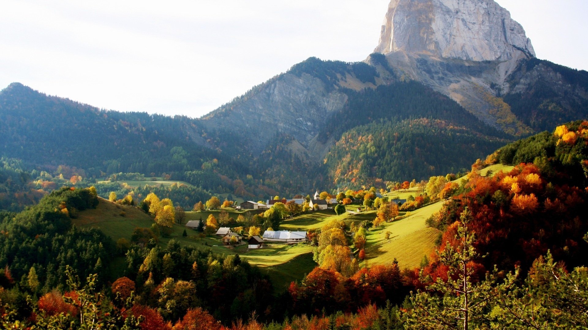 petit village montagnes collines automne nature rocher village arbres forêt plaine ensoleillé jour