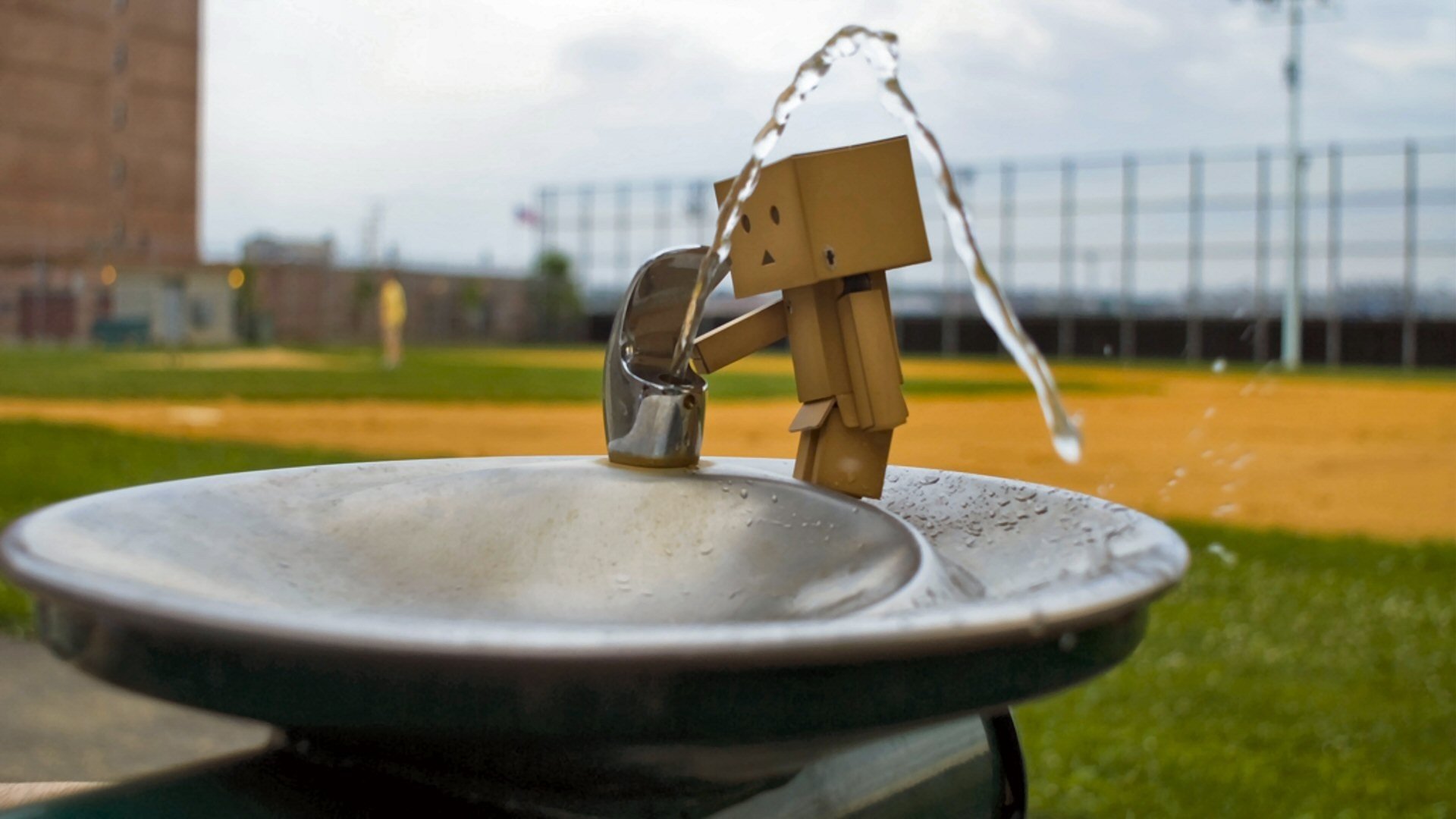 bebedor bebemos agua goteo hombre de caja fuente