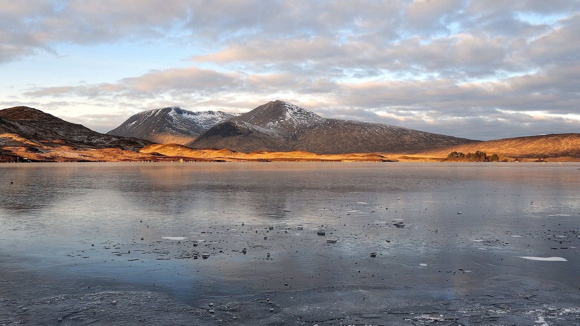 acqua ai piedi montagne ciottoli acqua cielo