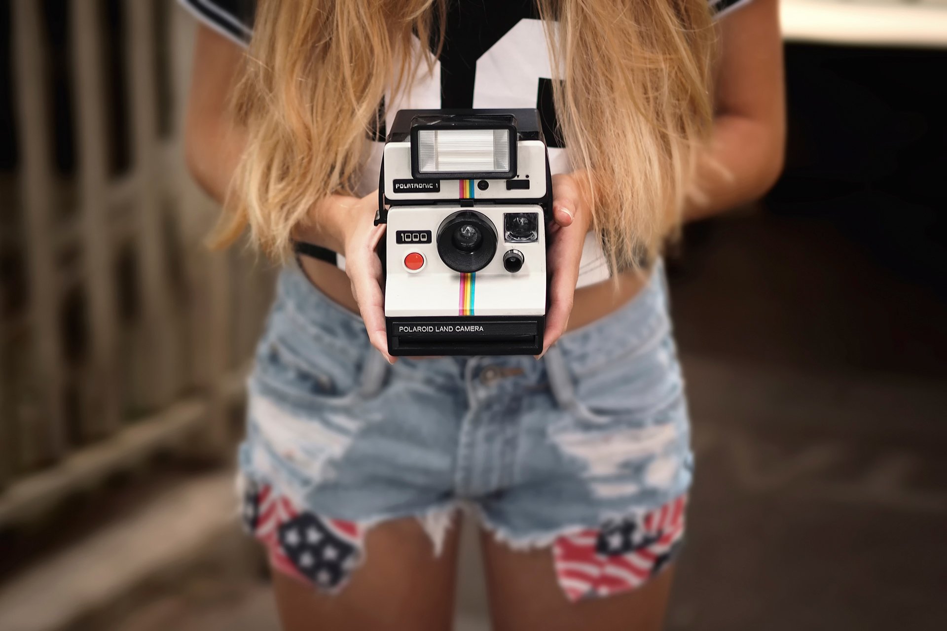 polaroid kamera hände shorts