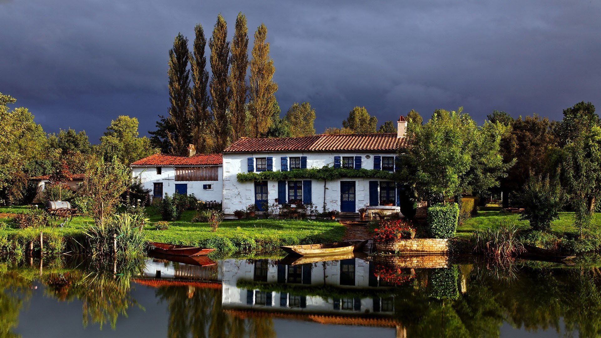 antes de la tormenta flores nubes de tormenta casa junto al agua barco casas tormenta parque verano estanque árboles arbustos vegetación vegetación reflexión