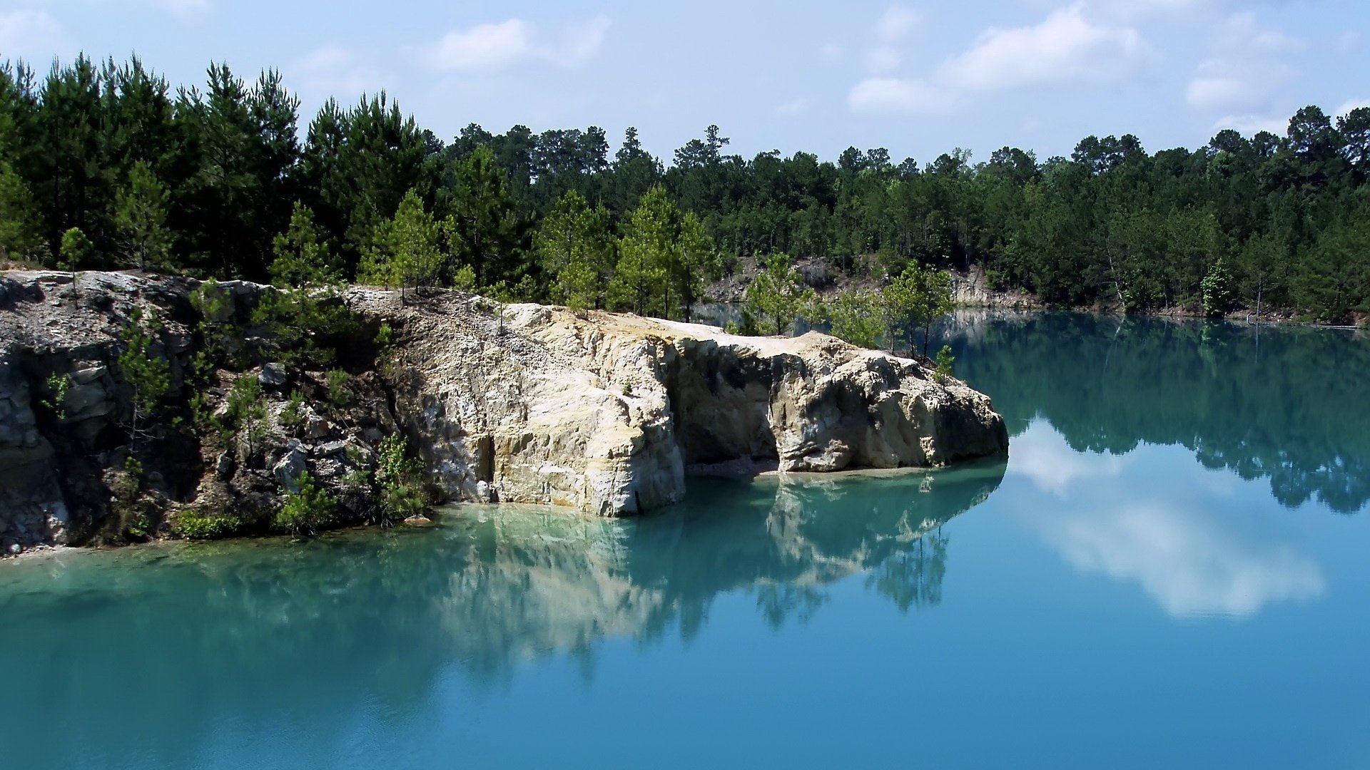 sanft blaues wasser ufer am wasser steinblöcke wald wasser see natur landschaft felsen klippe oberfläche fichte dickicht ufer wolken stille ruhe gnade