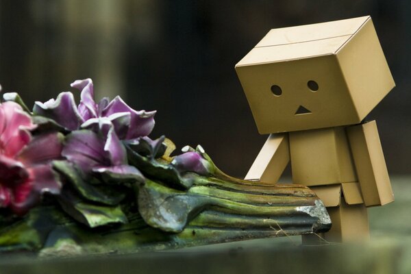 Hombre triste de cajas en un ramo marchito