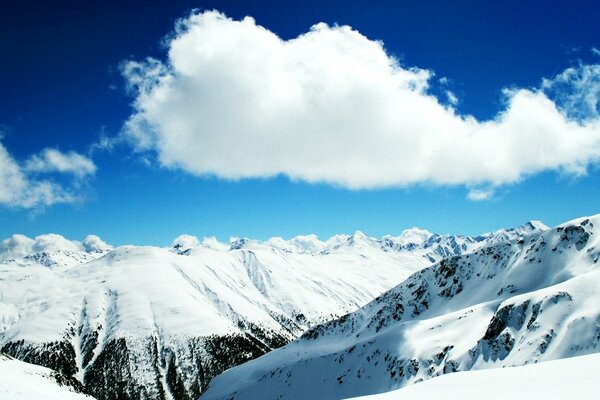 Jour glacial sur les sommets enneigés