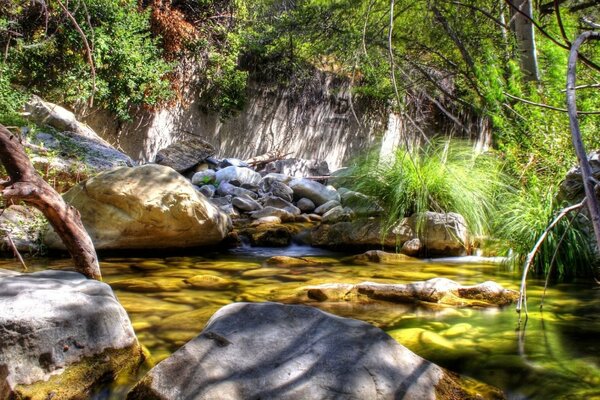 Grandi pietre in un fiume di montagna