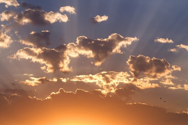 Sonnenlicht bricht bei Sonnenuntergang durch die Wolken