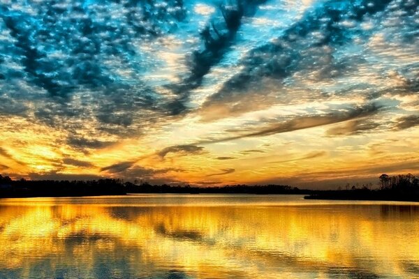 Coucher de soleil doré sur un lac tranquille