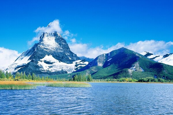 Blauer Himmel über dem Bergsee