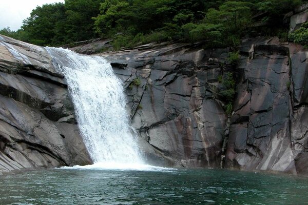 Wasserfall zwischen felsigen Felsen