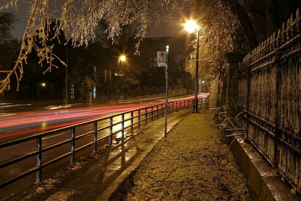 Frostiger Morgen auf Straße und Bürgersteig