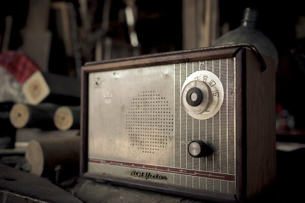 Viejo receptor de Radio en el fondo de instrumentos y piezas