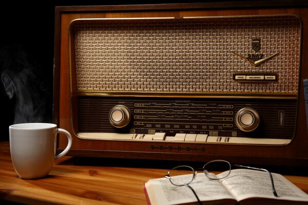 Gafas y Knin en el fondo de una vieja Radio