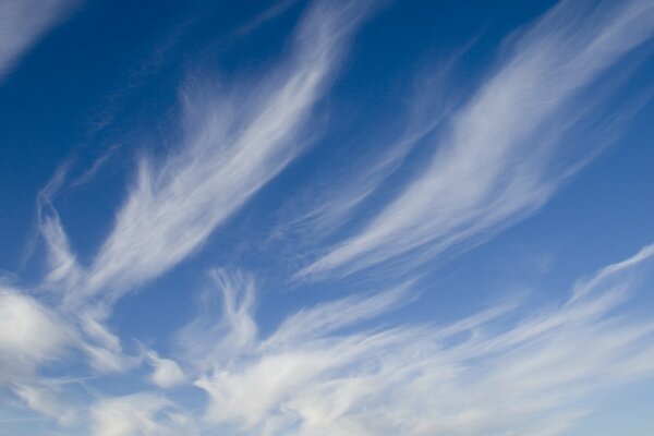 Transparente Wolken verschmierte Kanten Himmel Himmel